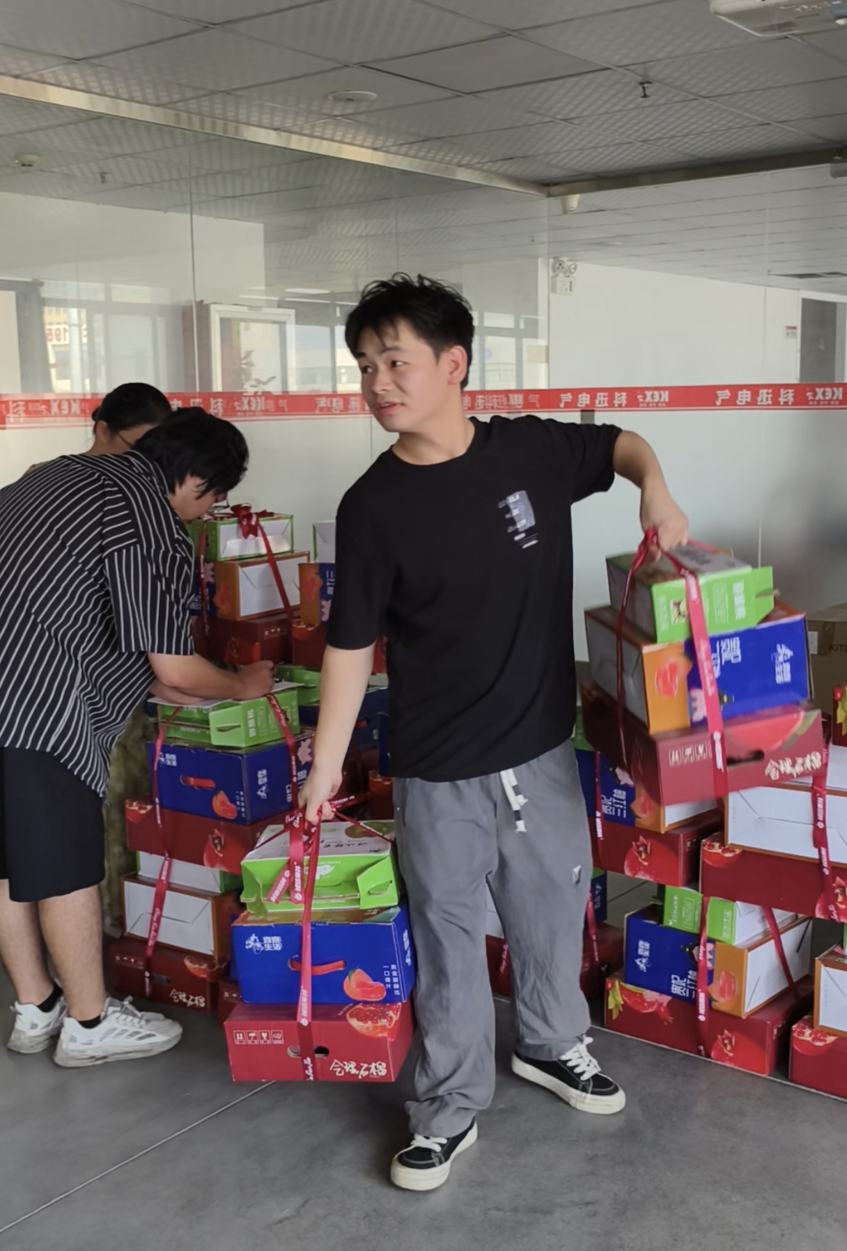 Поводом Фестивала средине јесени, Кекун Елецтриц је припремио изузетне поклон кутије за сваког запосленог.